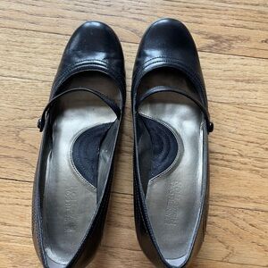 Kenneth Cole Clean N Dandy black leather kitten heels